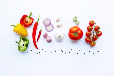 Çeşitli taze sebze ve otlar üzerinde beyaz. Sağlıklı beslenme konsantrasyon