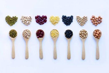 Farklı fasulye, tahta kaşık baklagiller 