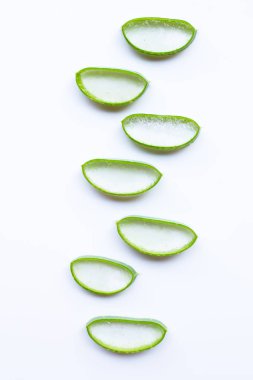 Aloe Vera dilimler beyaz arka plan üzerinde.