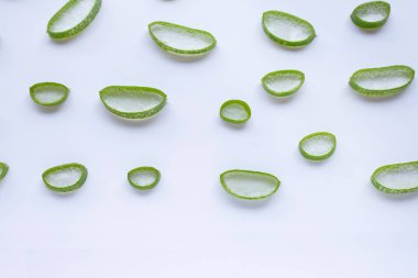 Aloe Vera dilimler beyaz arka plan üzerinde.