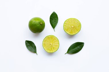 Beyaz yeşil yaprakları ile olgun limes.