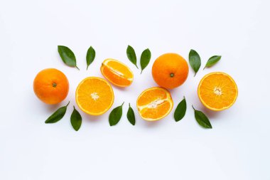 Yüksek vitamin C. taze portakal narenciye ile izole yaprakları o