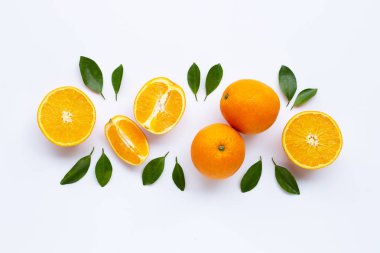 Yüksek vitamin C. taze portakal narenciye ile izole yaprakları o