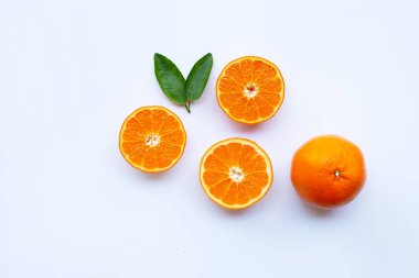 Yüksek vitamin C. taze portakal narenciye ile izole yaprakları o