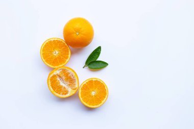 Yüksek vitamin C. taze portakal narenciye ile izole yaprakları o