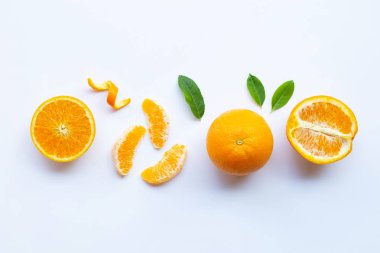Yüksek vitamin C. taze portakal narenciye ile izole yaprakları o