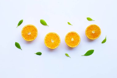 Yüksek vitamin C. taze portakal narenciye ile izole yaprakları o
