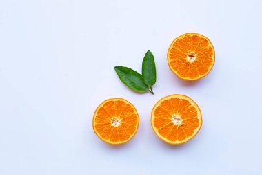 Yüksek vitamin C. taze portakal narenciye ile izole yaprakları o