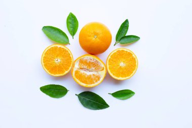 Yüksek vitamin C. taze portakal narenciye ile izole yaprakları o