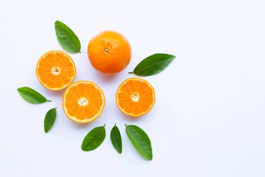 Yüksek vitamin C. taze portakal narenciye ile izole yaprakları o