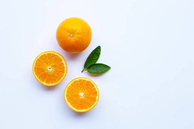 Yüksek vitamin C. taze portakal narenciye ile izole yaprakları o