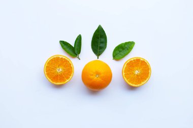 Yüksek vitamin C. taze portakal narenciye ile izole yaprakları o