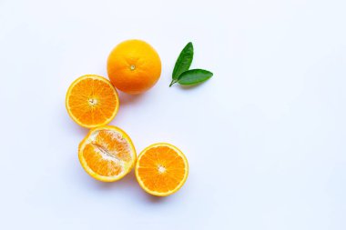Yüksek vitamin C. taze portakal narenciye ile izole yaprakları o