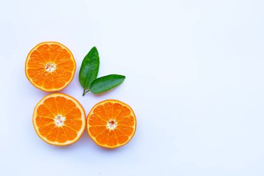 Yüksek vitamin C. taze portakal narenciye ile izole yaprakları o