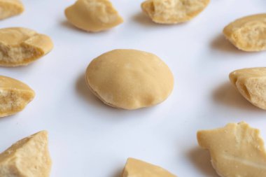 Beyaz üzerine hindistan cevizi şekeri.