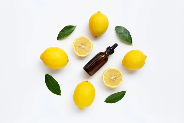 Lemon segar dengan lemon minyak esensial pada latar belakang putih . — Stok Foto