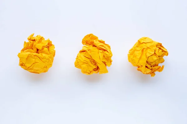 Bola de papel arrugada amarilla aislada en blanco — Foto de Stock