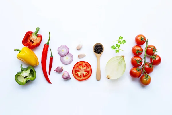 Varias verduras frescas y hierbas en blanco. Conc alimentación saludable — Foto de Stock