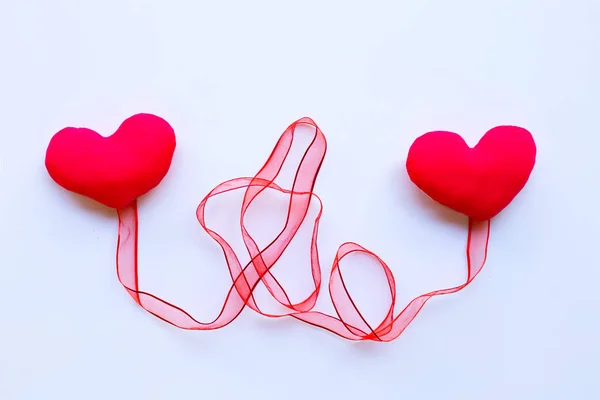 Corazones de San Valentín con cinta roja sobre fondo de papel blanco . — Foto de Stock