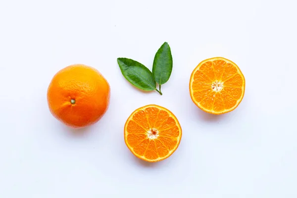 Высокий витамин С. Свежие апельсиновые цитрусовые фрукты с листьями — стоковое фото