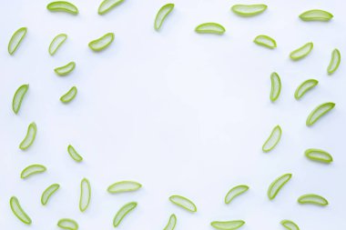 Beyaz üzerinde izole Aloe Vera dilimleri çerçevesi