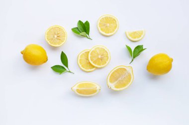 Limon ve dilimleri üzerinde beyaz izole yaprakları ile.