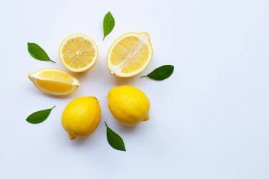 Limon ve dilimleri üzerinde beyaz izole yaprakları ile.