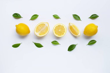 Limon ve dilimleri üzerinde beyaz izole yaprakları ile.