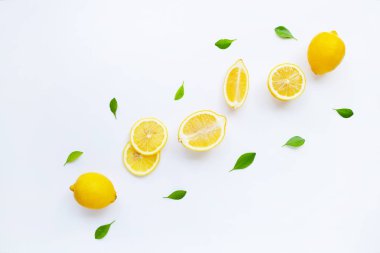 Limon ve dilimleri üzerinde beyaz izole yaprakları ile.