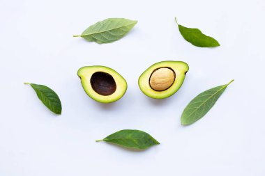 Bir beyaz yeşil yaprakları ile avokado