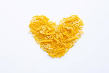 Beyaz üzerinde kuru makarna farklı türleri.