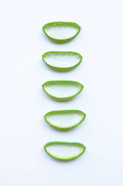 Aloe Vera dilimler beyaz arka plan üzerinde.