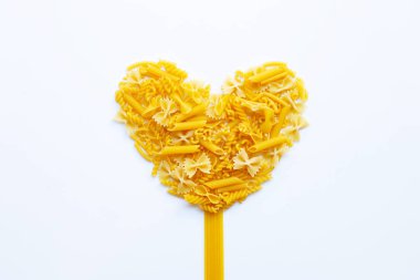 Beyaz üzerinde kuru makarna farklı türleri.