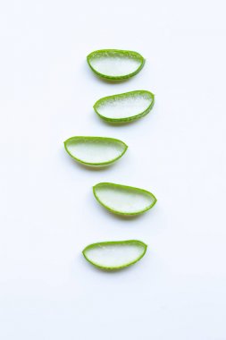 Aloe Vera dilimler beyaz arka plan üzerinde.