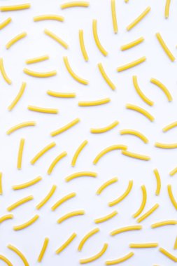 Beyaz beyaz üzerinde pişmiş makarna 