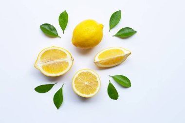 Limon ve dilimleri üzerinde beyaz izole yaprakları ile.