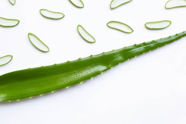 Beyaz dilimlenmiş Aloe Vera taze yaprakları. Aloe Vera bir kadar popüler değilim olduğunu