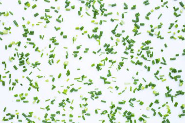 Beyaz üzerine izole edilmiş yeşil soğanlar