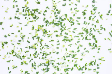 Beyaz üzerine izole edilmiş yeşil soğanlar