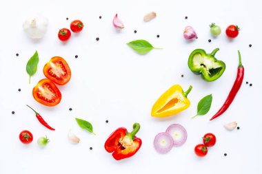 Beyaz arka planda çeşitli taze sebzeler ve otlar. Sağlıklı 