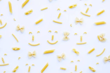 Beyaz üzerinde kuru makarna farklı türleri.