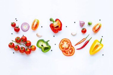 Beyaz arka planda çeşitli taze sebzeler ve otlar. Sağlıklı 