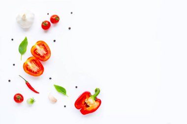 Çeşitli taze sebze ve otlar üzerinde beyaz. Sağlıklı beslenme konsantrasyon