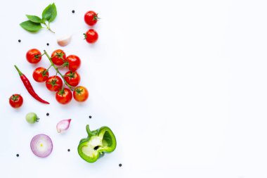 Çeşitli taze sebze ve otlar üzerinde beyaz. Sağlıklı beslenme konsantrasyon