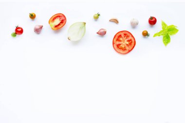 Çeşitli taze sebze ve otlar üzerinde beyaz. Sağlıklı beslenme konsantrasyon