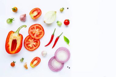 Çeşitli taze sebze ve otlar üzerinde beyaz. Sağlıklı beslenme konsantrasyon