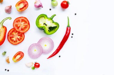 Çeşitli taze sebze ve otlar üzerinde beyaz. Sağlıklı beslenme konsantrasyon