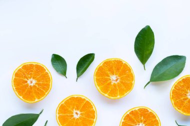 Yüksek C vitamini, turuncu meyveler ile beyaz arka plan üzerinde bırakır. 