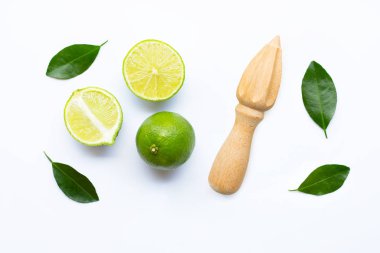 Beyaz yeşil yaprakları ile olgun limes.