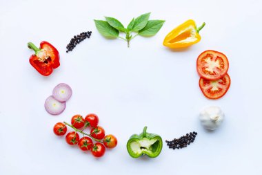 Beyaz arka planda çeşitli taze sebzeler ve otlar. Sağlıklı 